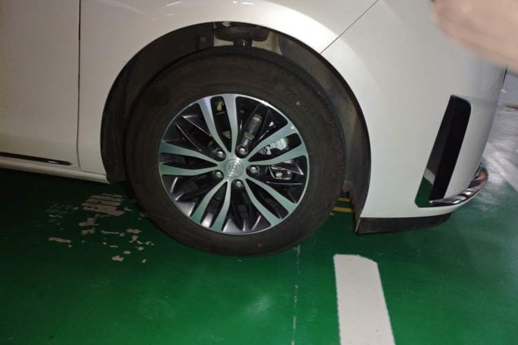 Used Buick GL8 2023 ES Lu Zun Comfort Model Right Front Wheel Hub
