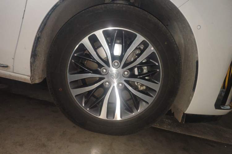 Used Buick GL8 2023 ES Lu Zun Deluxe Model Right Front Wheel Hub