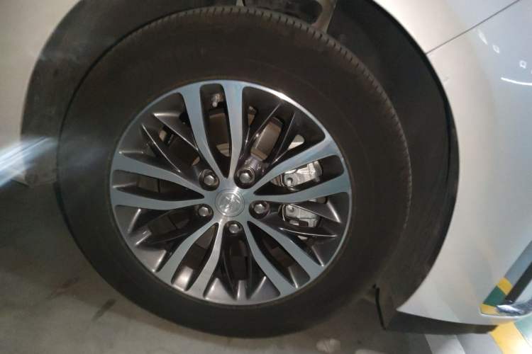 Used Buick GL8 2023 ES Lu Zun Comfort Model Right Front Wheel Hub