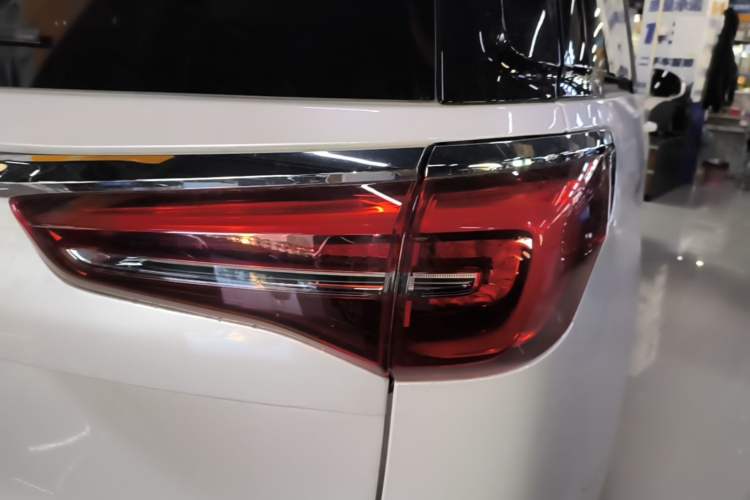 Used Buick GL8 2023 ES Lu Zun Flagship Model Right Rear Taillight