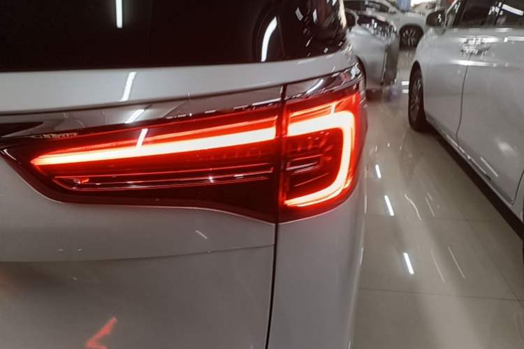 Used Buick GL8 2023 ES Lu Zun Comfort Model Right Rear Taillight