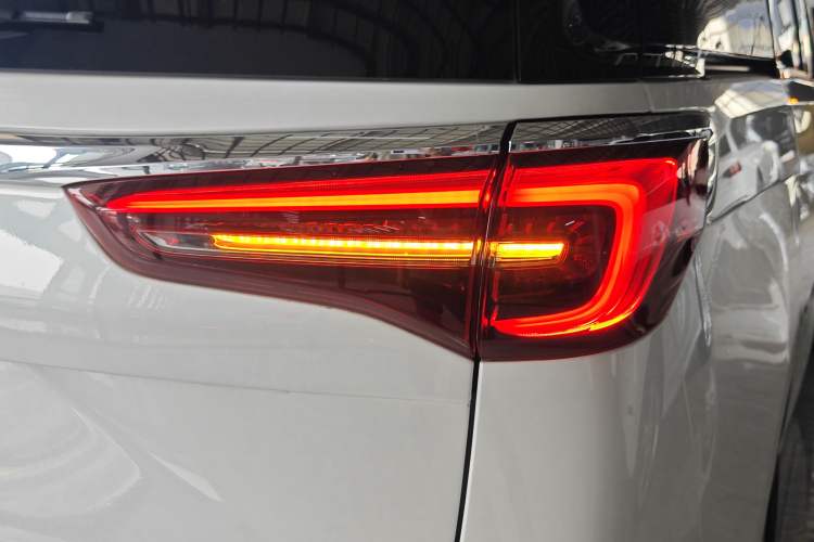 Used Buick GL8 2023 ES Lu Zun Comfort Model Right Rear Taillight