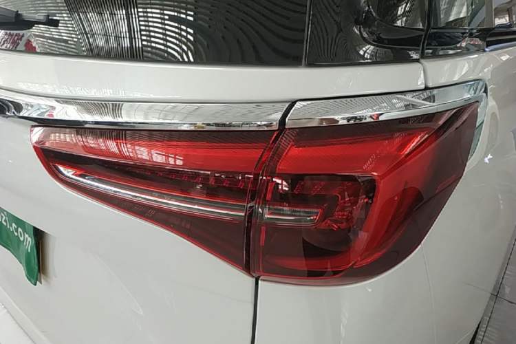 Used Buick GL8 2023 ES Lu Zun Deluxe Model Right Rear Taillight