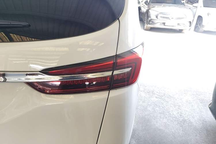 Used Buick GL8 2023 Facelifted Land Cruiser Executive Luxury Version Right Rear Taillight