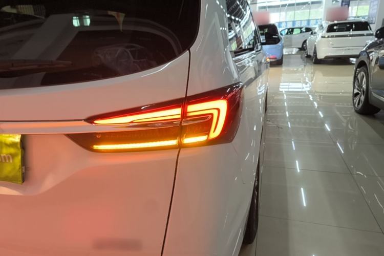 Used Buick GL8 2023 Facelifted Land Cruiser Executive Luxury Version Right Rear Taillight