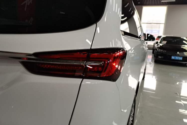 Used Buick GL8 2023 Facelifted Land Cruiser Executive Luxury Version Right Rear Taillight