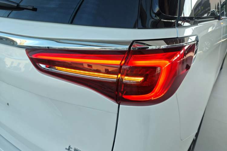 Used Buick GL8 2023 ES Lu Zun Comfort Model Right Rear Taillight