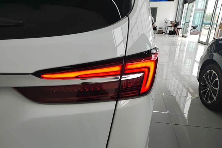 Used Buick GL8 2023 Facelifted Land Cruiser Executive Luxury Version Right Rear Taillight