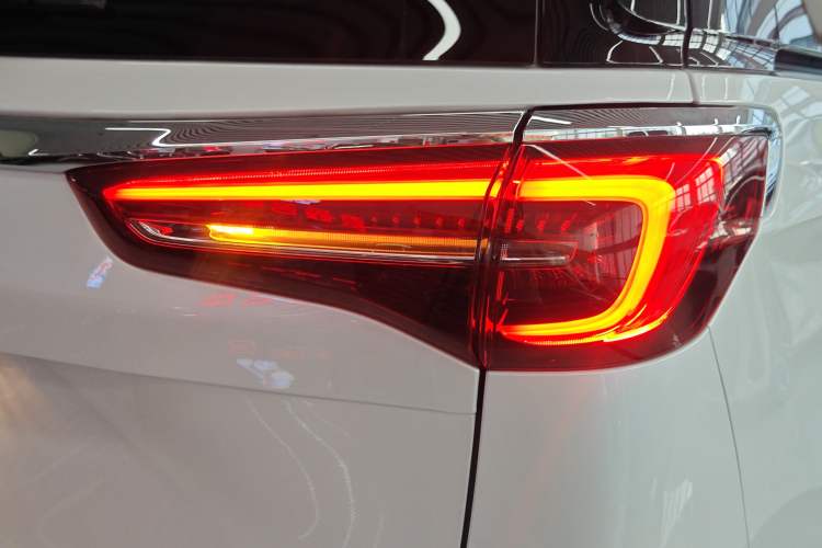 Used Buick GL8 2023 ES Lu Zun Deluxe Model Right Rear Taillight