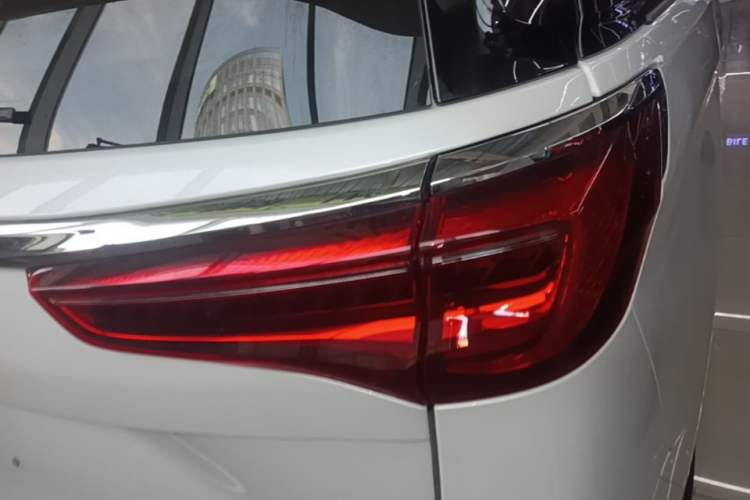 Used Buick GL8 2023 Avenir Avia Four-Seat Prestige Edition Right Rear Taillight