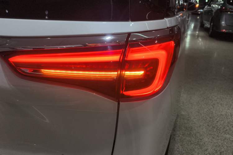 Used Buick GL8 2023 ES Lu Zun Deluxe Model Right Rear Taillight
