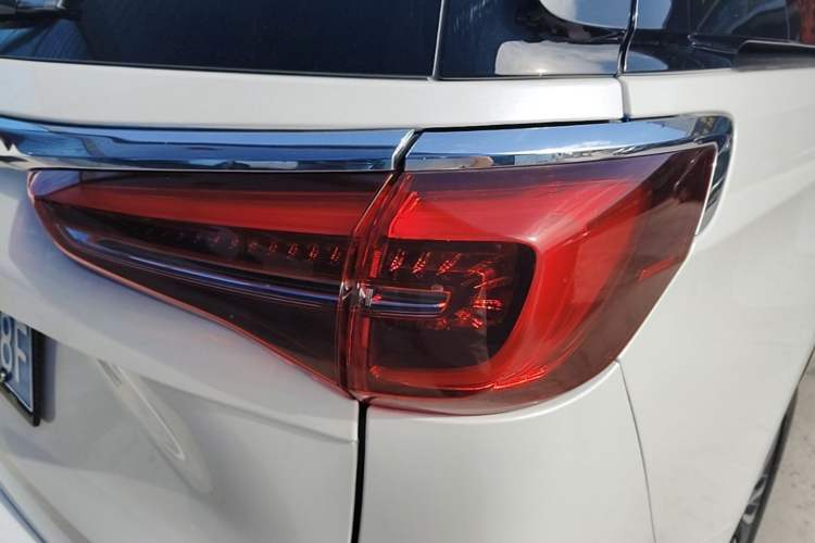 Used Buick GL8 2023 ES Lu Zun Deluxe Model Right Rear Taillight