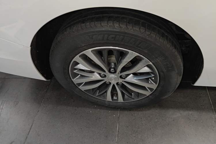 Used Buick GL8 2023 ES Lu Zun Deluxe Model Right Rear Wheel Hub