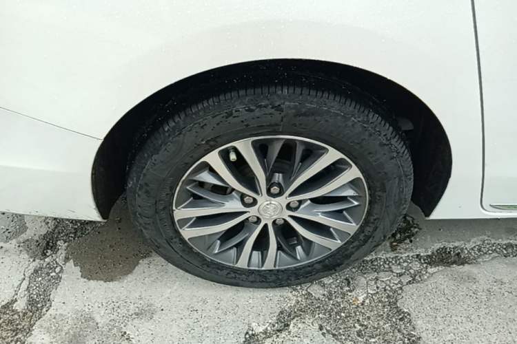 Used Buick GL8 2023 ES Lu Zun Comfort Model Right Rear Wheel Hub