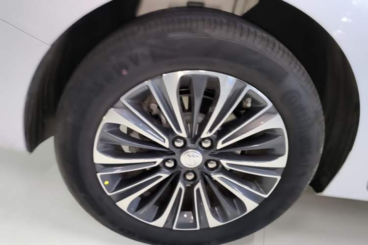 Used Buick GL8 2023 ES Lu Zun Flagship Model Right Rear Wheel Hub