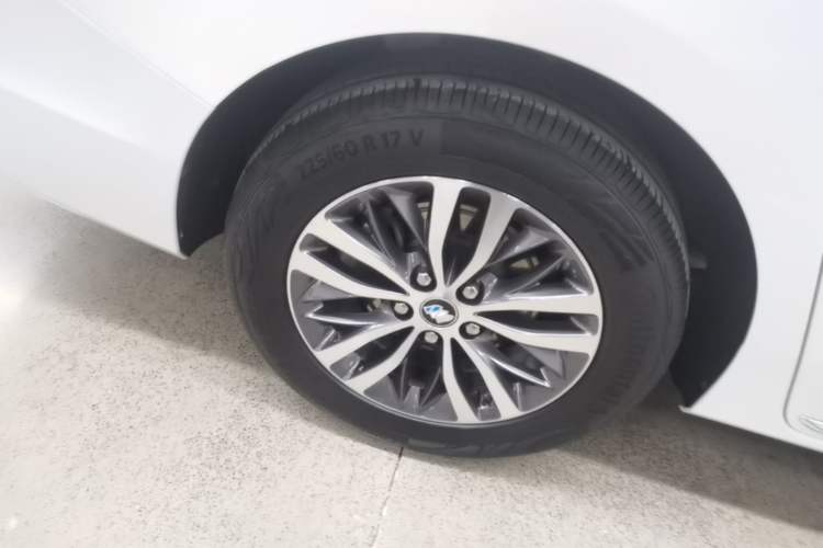 Used Buick GL8 2023 ES Lu Zun Comfort Model Right Rear Wheel Hub