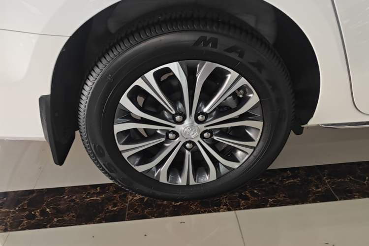 Used Buick GL8 2023 Facelifted Land Cruiser Executive Luxury Version Right Rear Wheel Hub