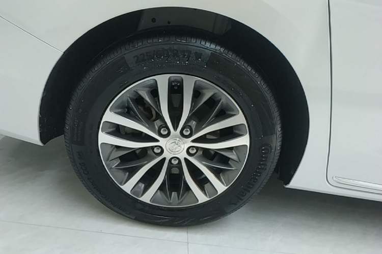 Used Buick GL8 2023 ES Lu Zun Comfort Model Right Rear Wheel Hub