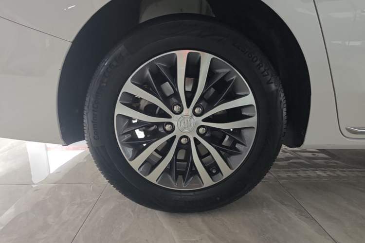 Used Buick GL8 2023 ES Lu Zun Comfort Model Right Rear Wheel Hub