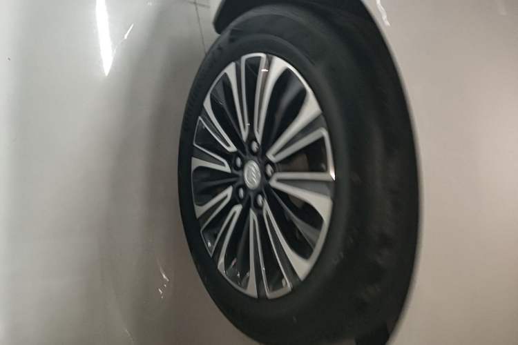Used Buick GL8 2023 ES Lu Zun Luxury Edition and Yue Version Right Rear Wheel Hub