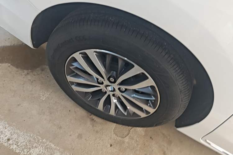 Used Buick GL8 2023 ES Lu Zun Comfort Model Right Rear Wheel Hub