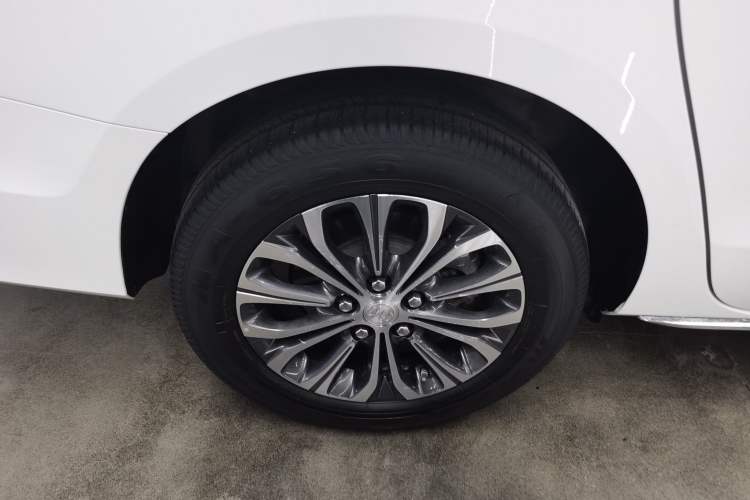 Used Buick GL8 2023 Facelifted Land Cruiser Executive Luxury Version Right Rear Wheel Hub