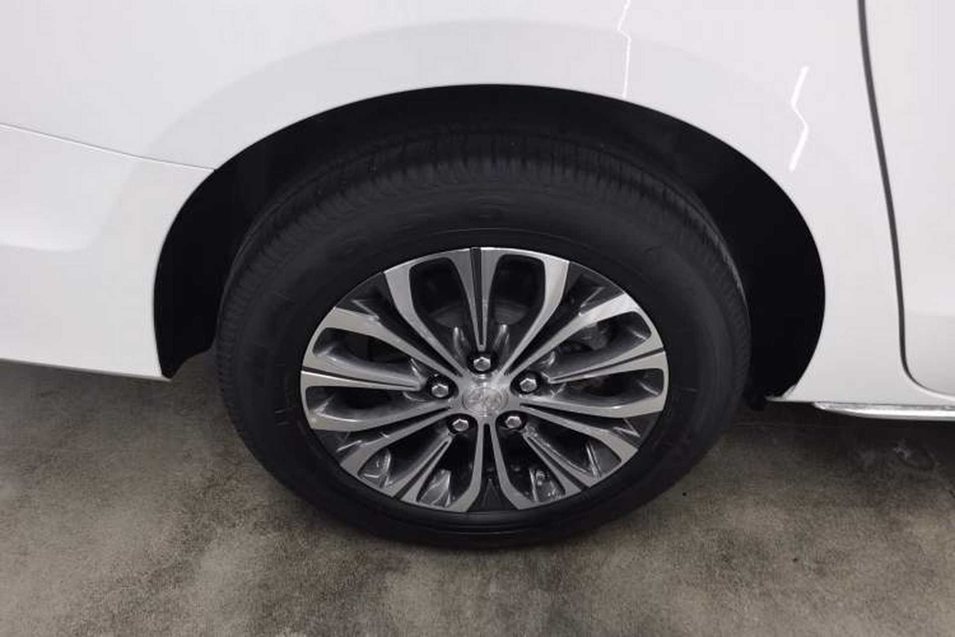 Used Buick GL8 2023 Facelifted Land Cruiser Executive Luxury Version Right Rear Wheel Hub