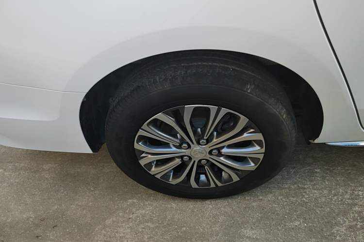 Used Buick GL8 2023 Land Executive Class Comfort Model Right Rear Wheel Hub