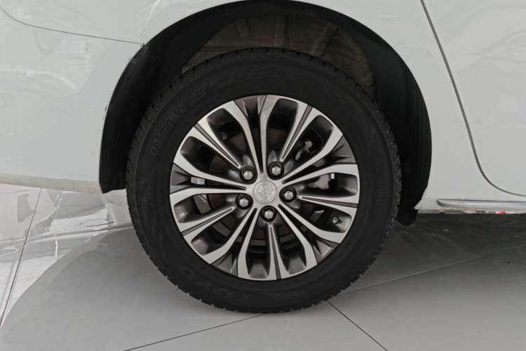 Used Buick GL8 2023 Facelifted Land Cruiser Executive Luxury Version Right Rear Wheel Hub