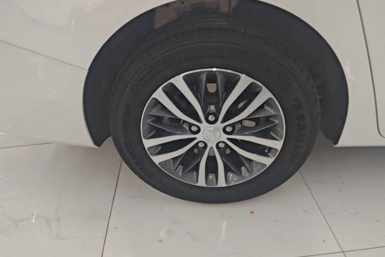 Used Buick GL8 2023 ES Lu Zun Comfort Model Right Rear Wheel Hub