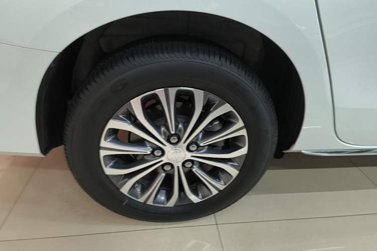 Used Buick GL8 2023 Facelifted Land Cruiser Executive Luxury Version Right Rear Wheel Hub
