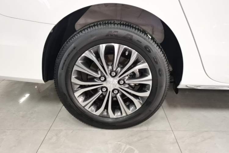 Used Buick GL8 2023 Facelifted Land Cruiser Executive Luxury Version Right Rear Wheel Hub