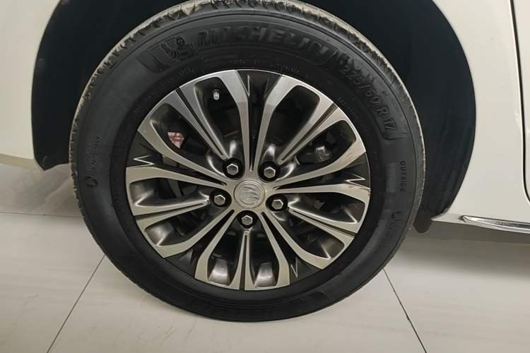 Used Buick GL8 2023 Facelifted Land Cruiser Executive Luxury Version Right Rear Wheel Hub