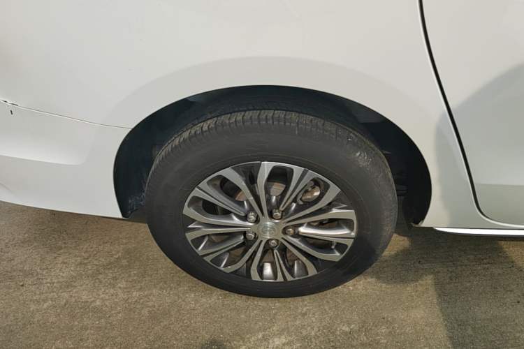 Used Buick GL8 2023 Land Executive Class Comfort Model Right Rear Wheel Hub