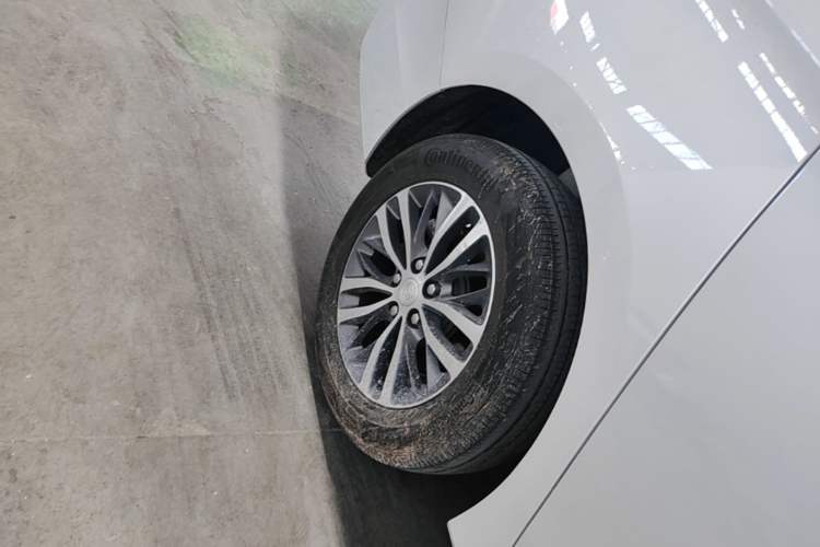 Used Buick GL8 2023 ES Lu Zun Comfort Model Right Rear Wheel Hub