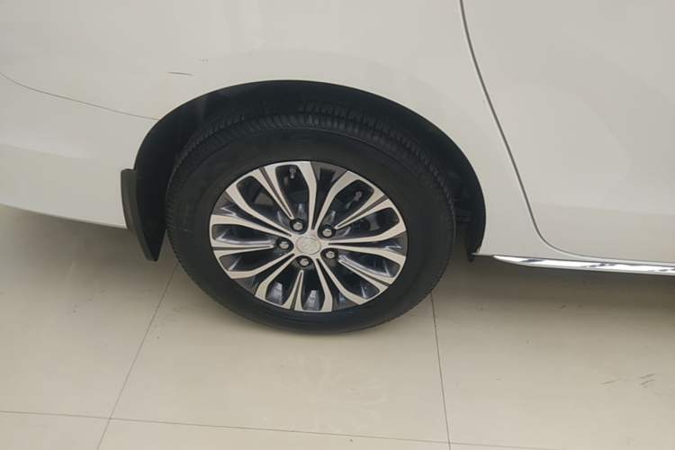 Used Buick GL8 2023 Facelifted Land Cruiser Executive Luxury Version Right Rear Wheel Hub
