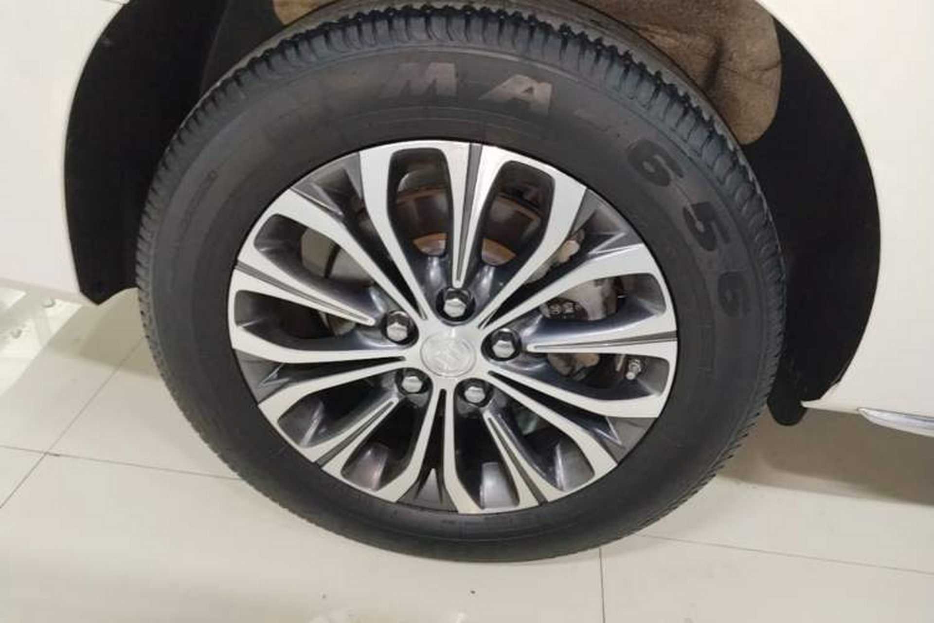 Used Buick GL8 2023 Facelifted Land Cruiser Executive Luxury Version Right Rear Wheel Hub