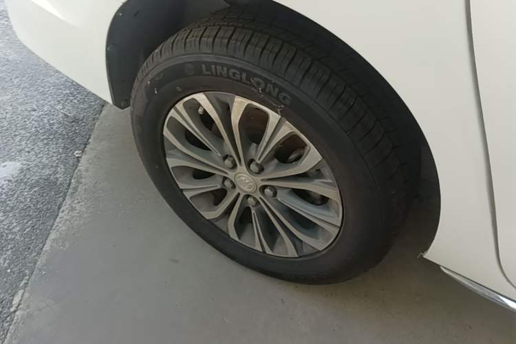 Used Buick GL8 2023 Facelifted Land Cruiser Executive Luxury Version Right Rear Wheel Hub