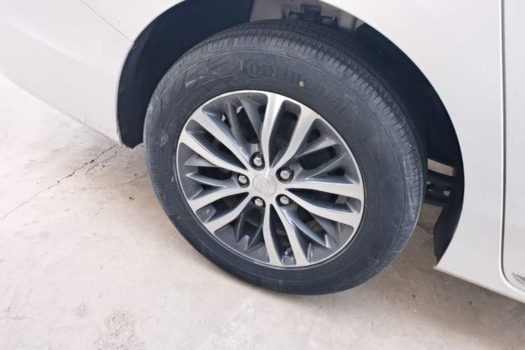 Used Buick GL8 2023 ES Lu Zun Comfort Model Right Rear Wheel Hub