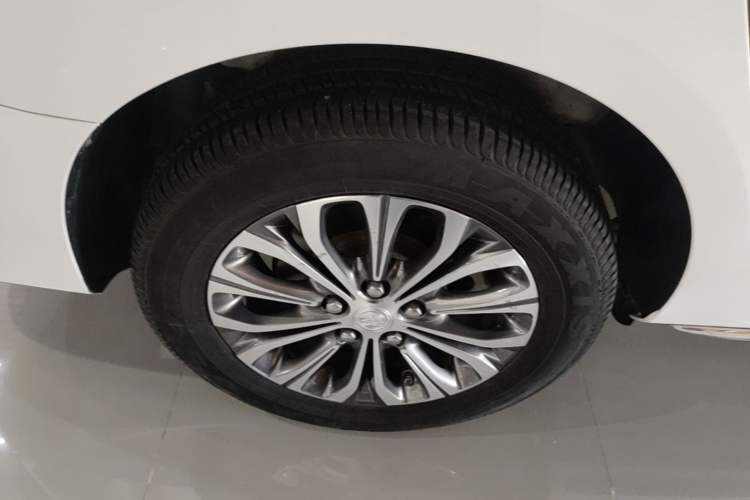 Used Buick GL8 2023 Facelifted Land Cruiser Executive Luxury Version Right Rear Wheel Hub