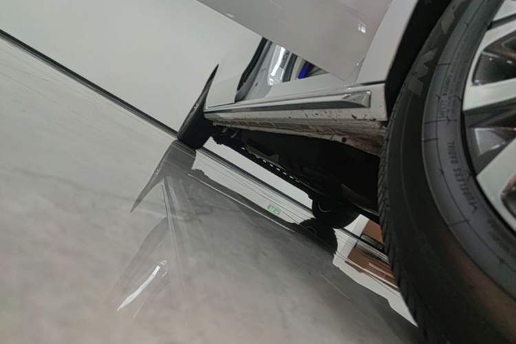 Used Buick GL8 2023 Land Executive Class Comfort Model Right Side Sill