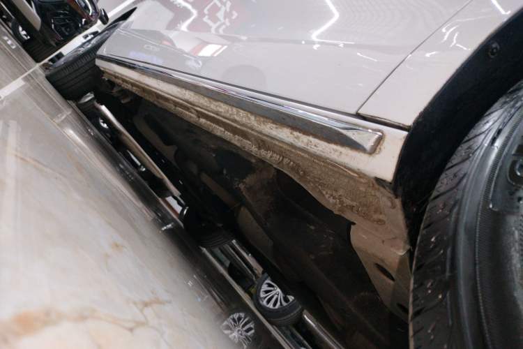 Used Buick GL8 2023 Facelifted Land Cruiser Executive Luxury Version Right Side Sill