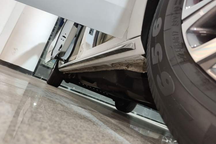 Used Buick GL8 2023 Land Executive Class Comfort Model Right Side Sill