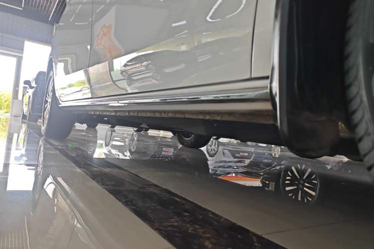 Used Buick GL8 2023 Facelifted Land Cruiser Executive Luxury Version Right Side Sill