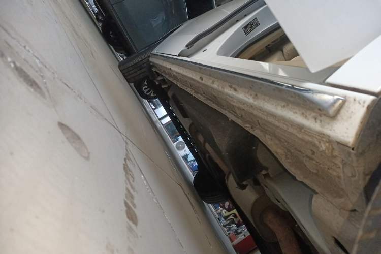 Used Buick GL8 2023 Facelifted Land Cruiser Executive Luxury Version Right Side Sill