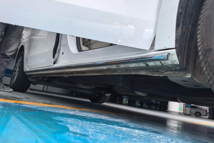 Used Buick GL8 2023 Land Executive Class Comfort Model Right Side Sill