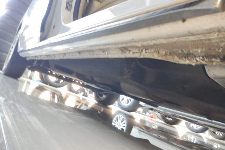 Used Buick GL8 2023 Land Executive Class Deluxe Model Right Side Sill