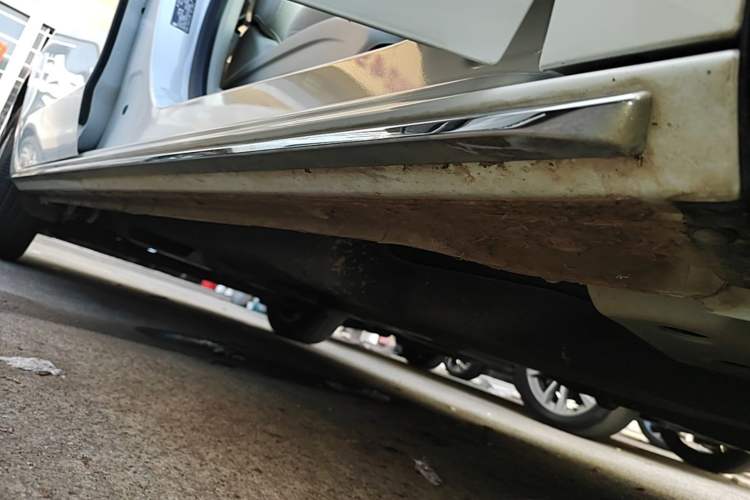 Used Buick GL8 2023 Land Executive Class Comfort Model Right Side Sill