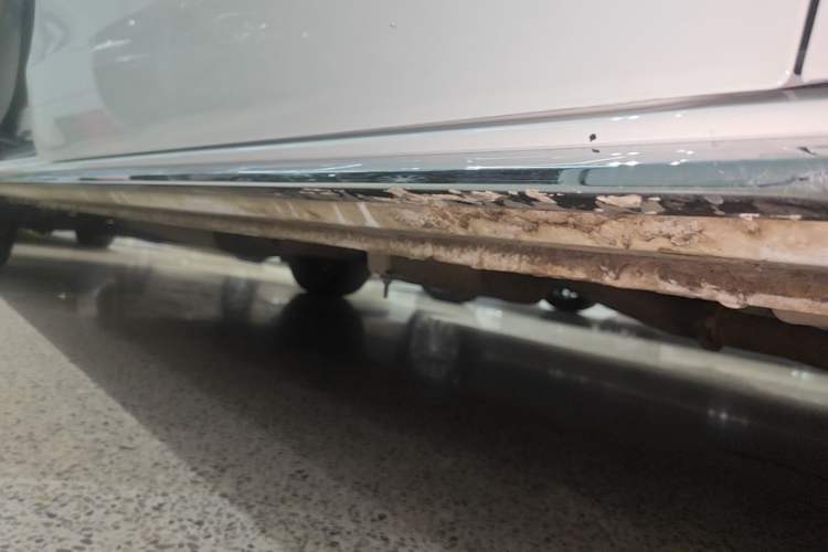 Used Buick GL8 2023 Land Executive Class Comfort Model Right Side Sill