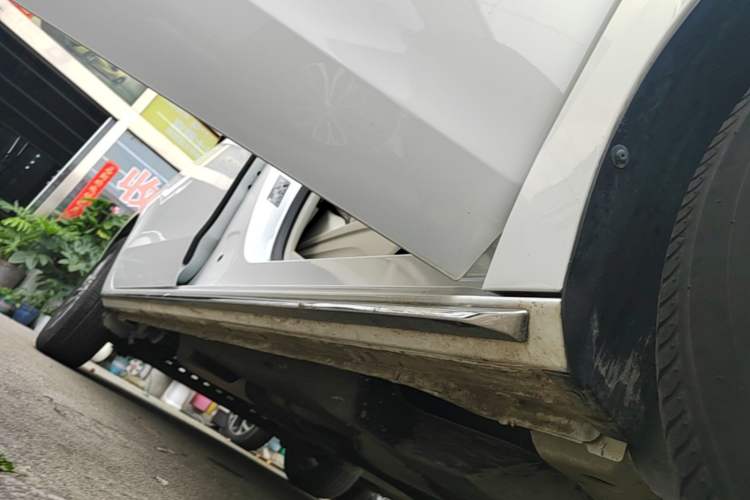 Used Buick GL8 2023 Land Executive Class Comfort Model Right Side Sill